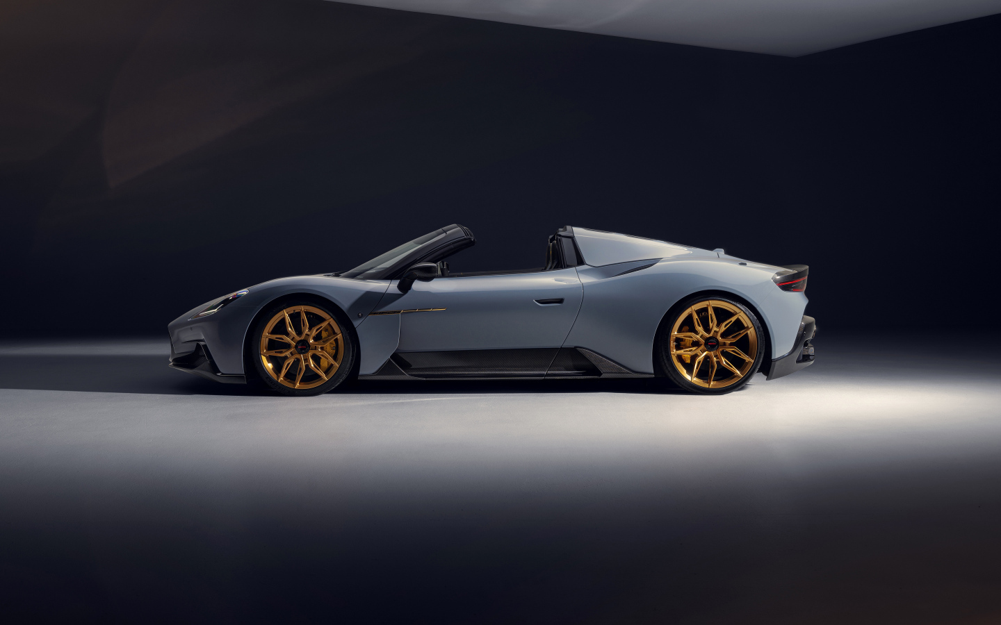 Вид сбоку на серый автомобиль Novitec Maserati MC20 Cielo 2024 года