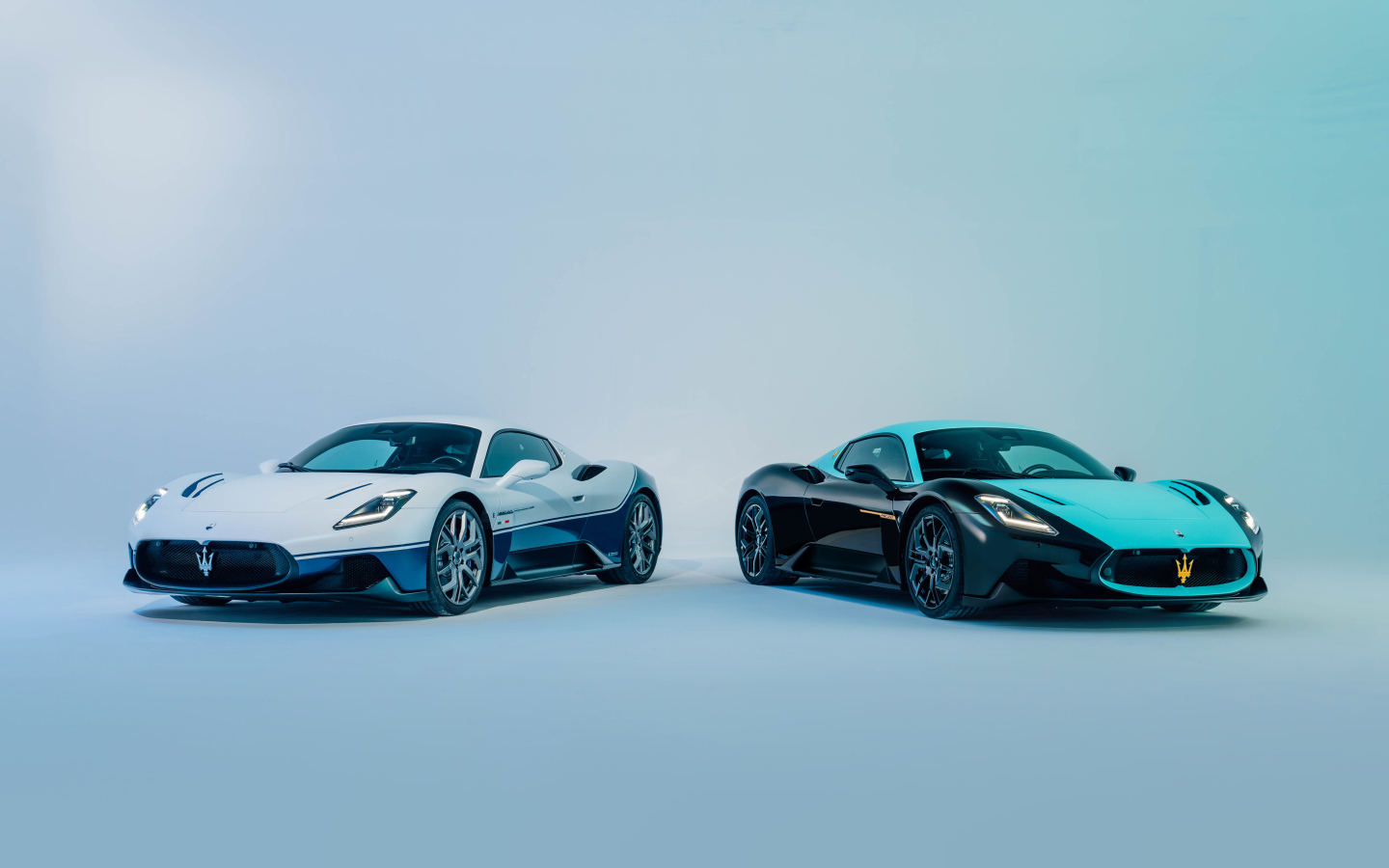 Два автомобиля Maserati MC20 Leggenda & Icona 2024 года