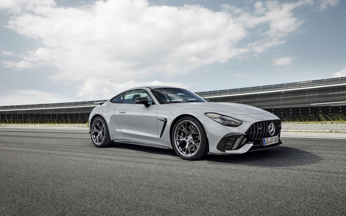 Серый автомобиль Mercedes-AMG GT 63 PRO 4MATIC+ 2024 года