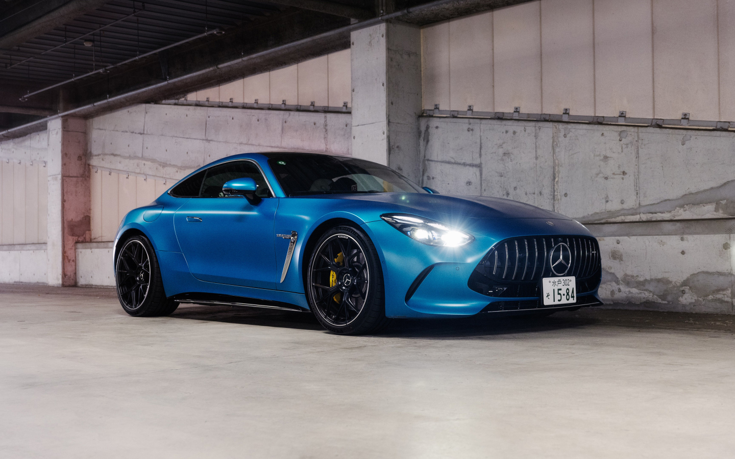 Синий автомобиль Mercedes-AMG GT 63 4MATIC+