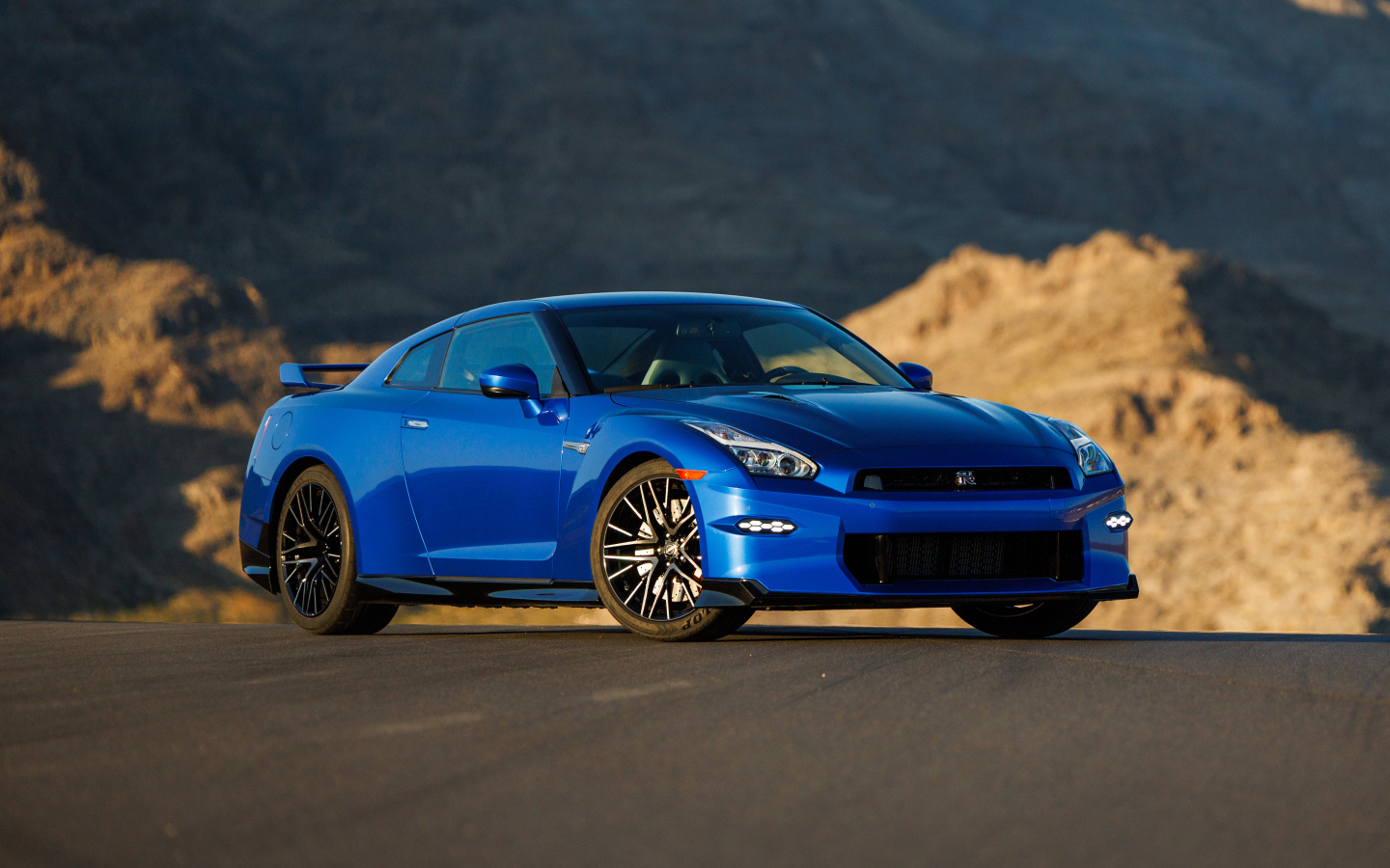 Автомобиль Nissan GT-R Skyline Edition2024 года синего цвета