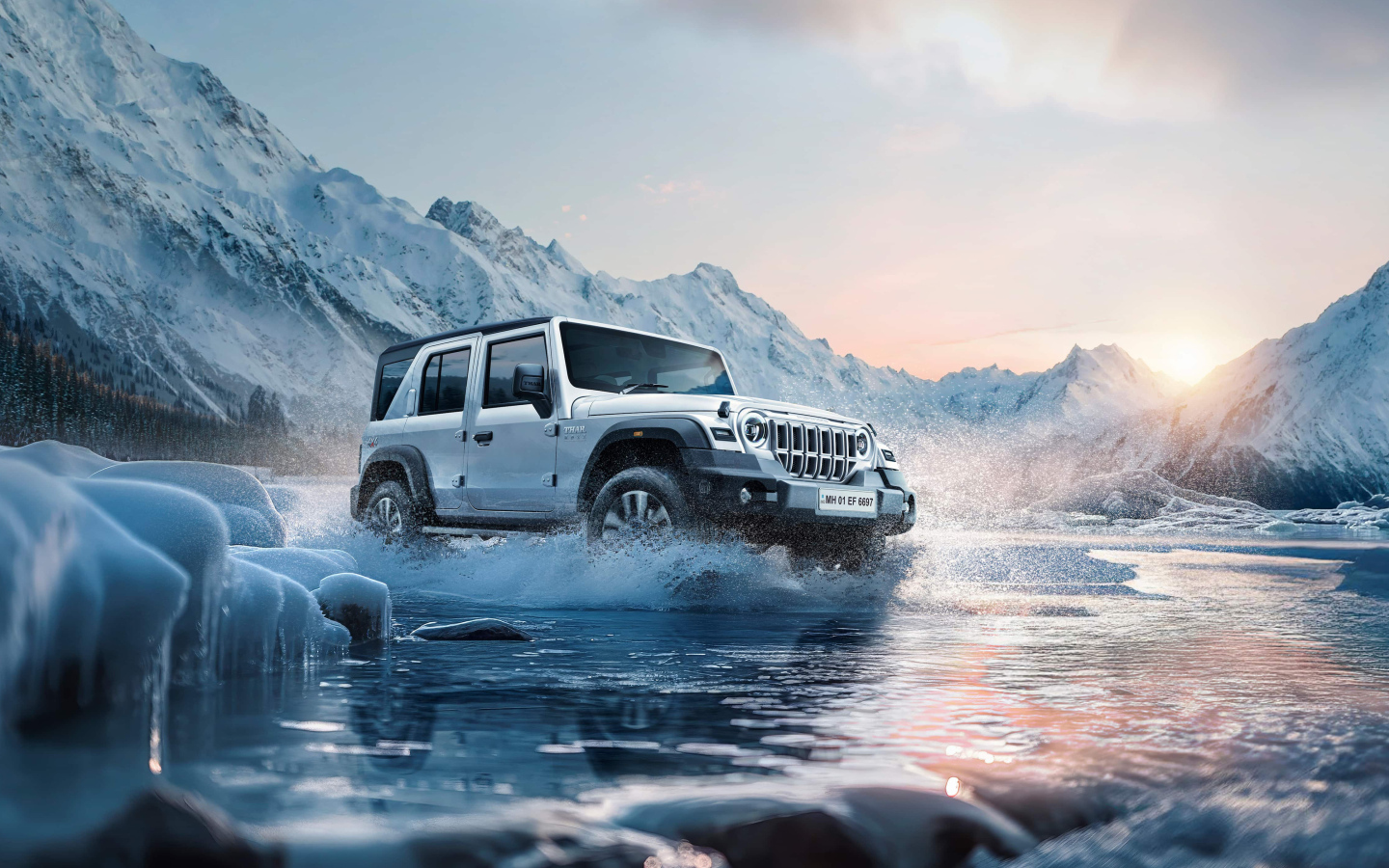 Внедорожник Mahindra Thar Roxx 2024 года едет по ледяной реке