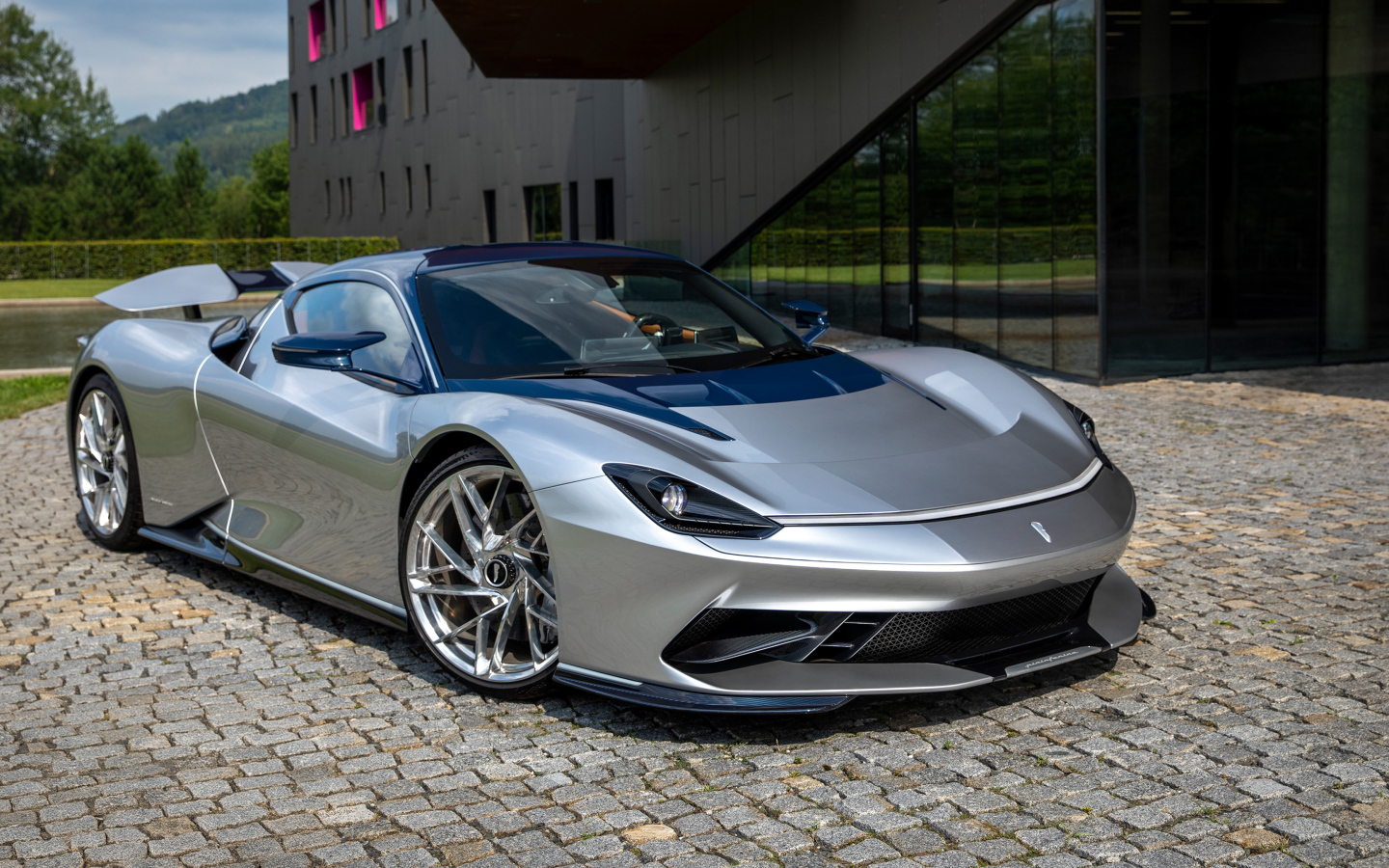 Серебристый автомобиль Pininfarina Battista Prototipo