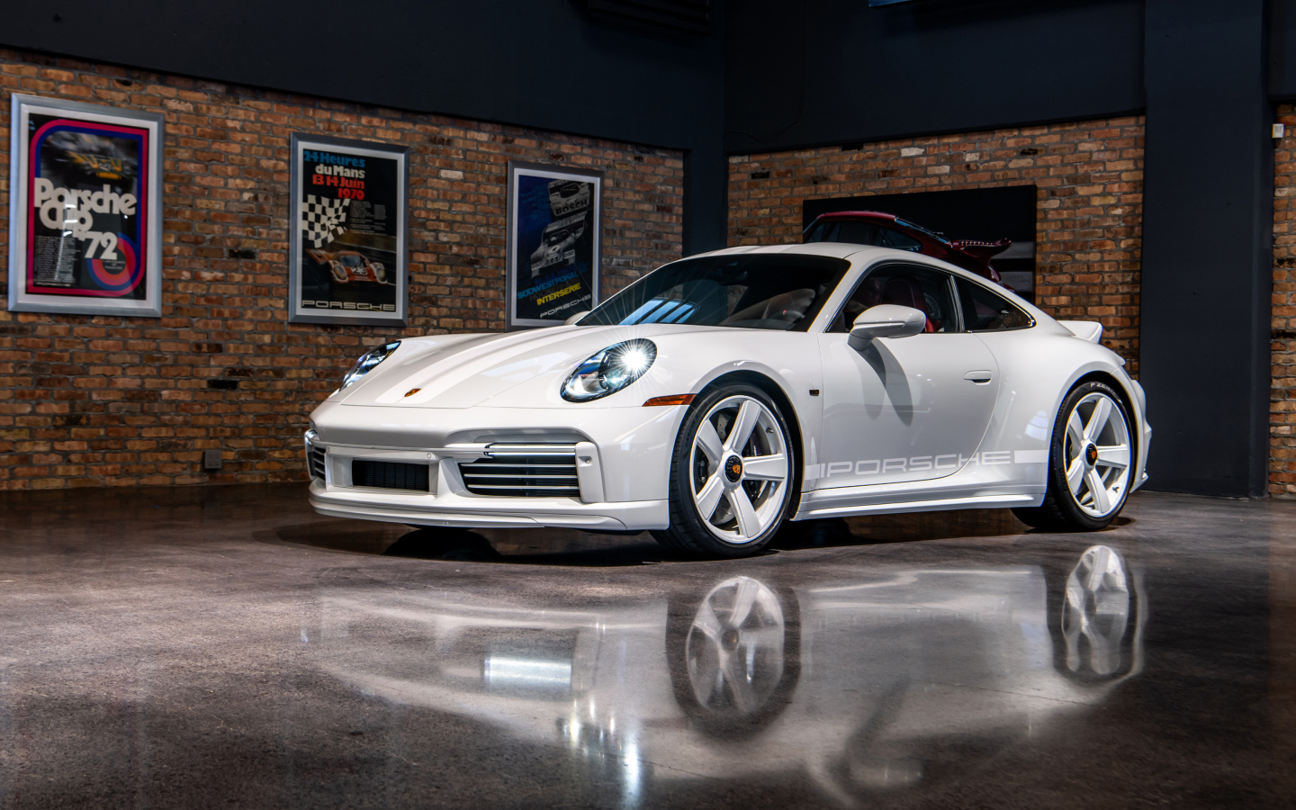 Автомобиль Porsche 911 Sport Classic  на презентации