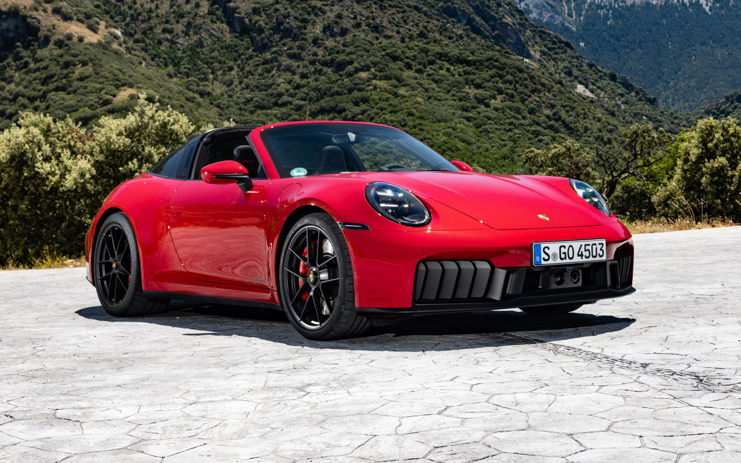 Красный кабриолет Porsche 911 Targa 4 GTS 2024 года