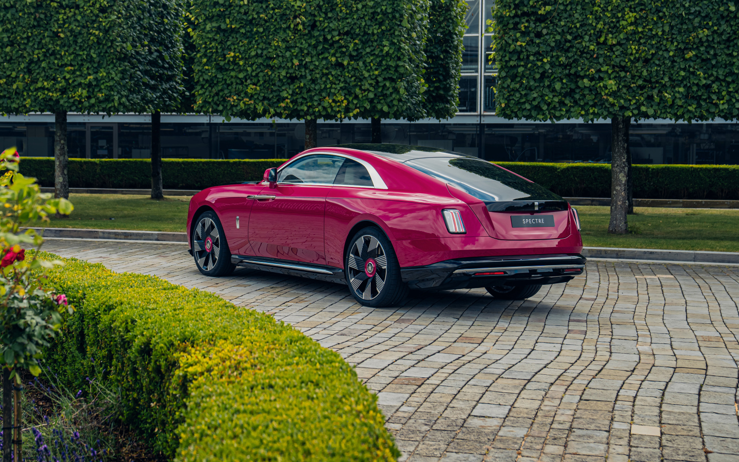 Розовый автомобиль Rolls-Royce Spectre