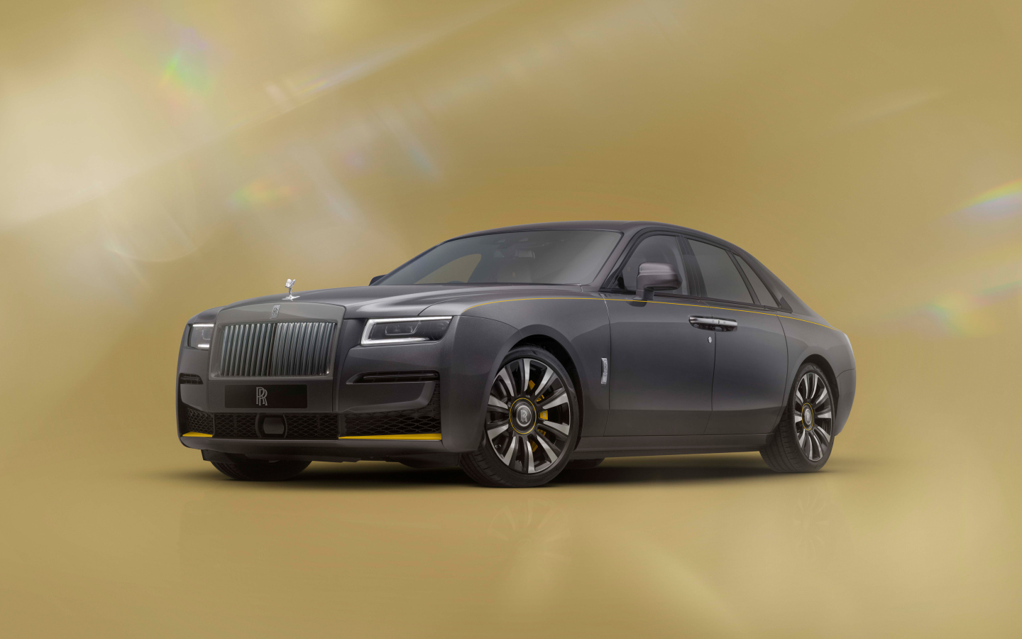 Серый автомобиль Rolls-Royce Ghost Prism Gunmetal