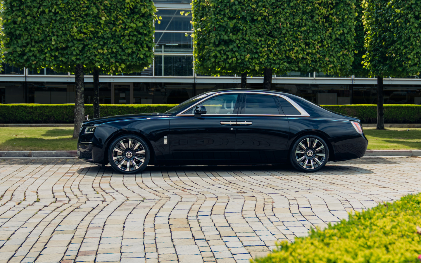 Вид сбоку на автомобиль Rolls-Royce Ghost