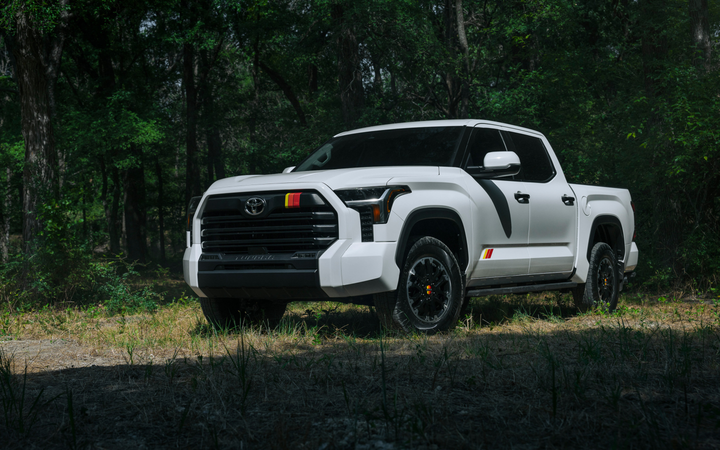 Белая Toyota Tundra TRD Rally Package CrewMax 2025 года