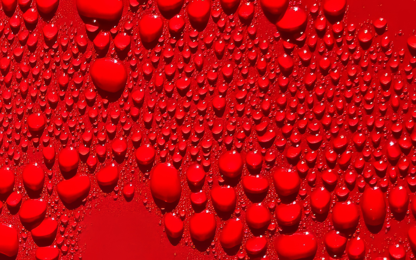 Капли воды на ярком красном фоне