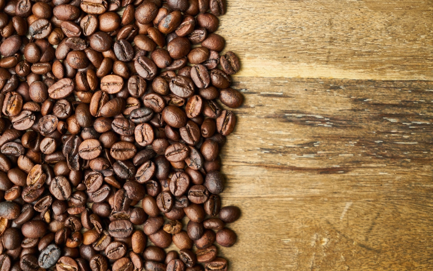 Ароматные жареные зерна кофе на деревянном столе
