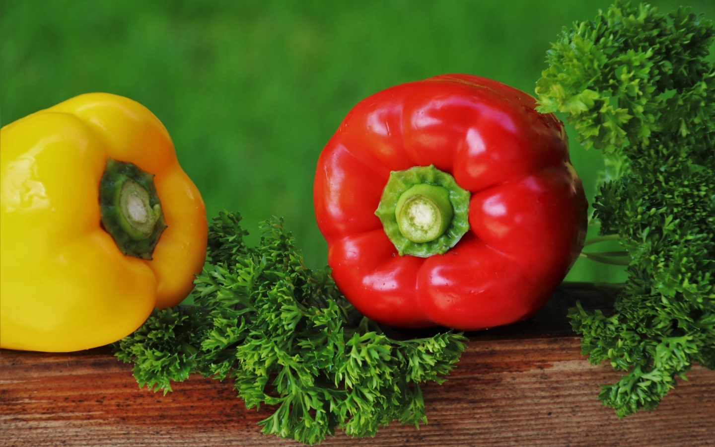 Болгарский перец с зеленью петрушки