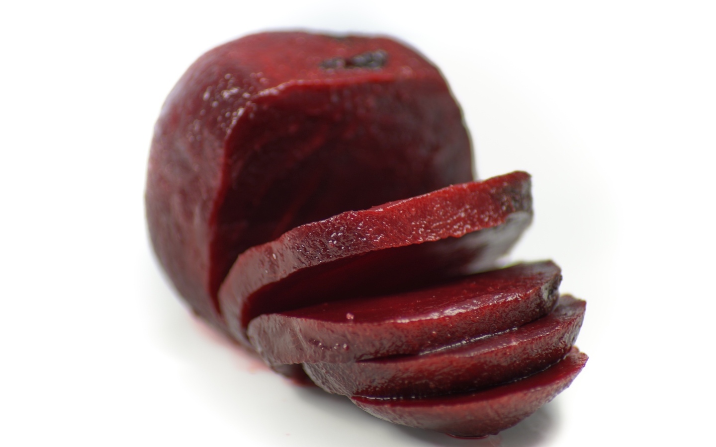 Вареная свекла на белом фоне
