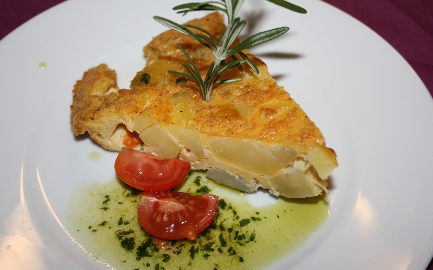 Запеканка на тарелке с помидорами