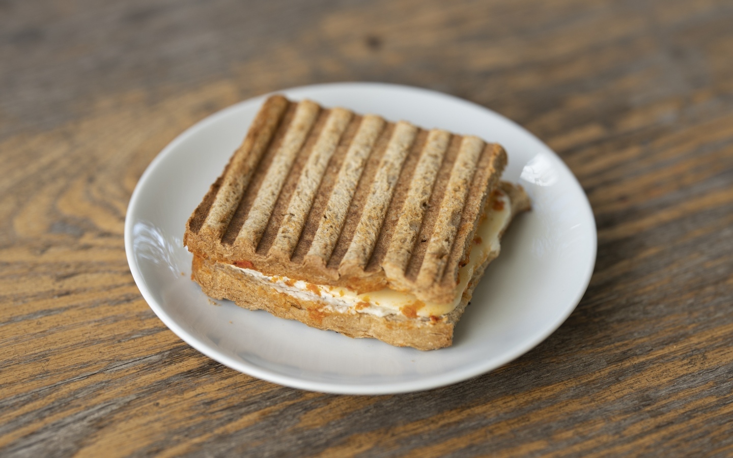 Сэндвич с сыром на деревянном столе