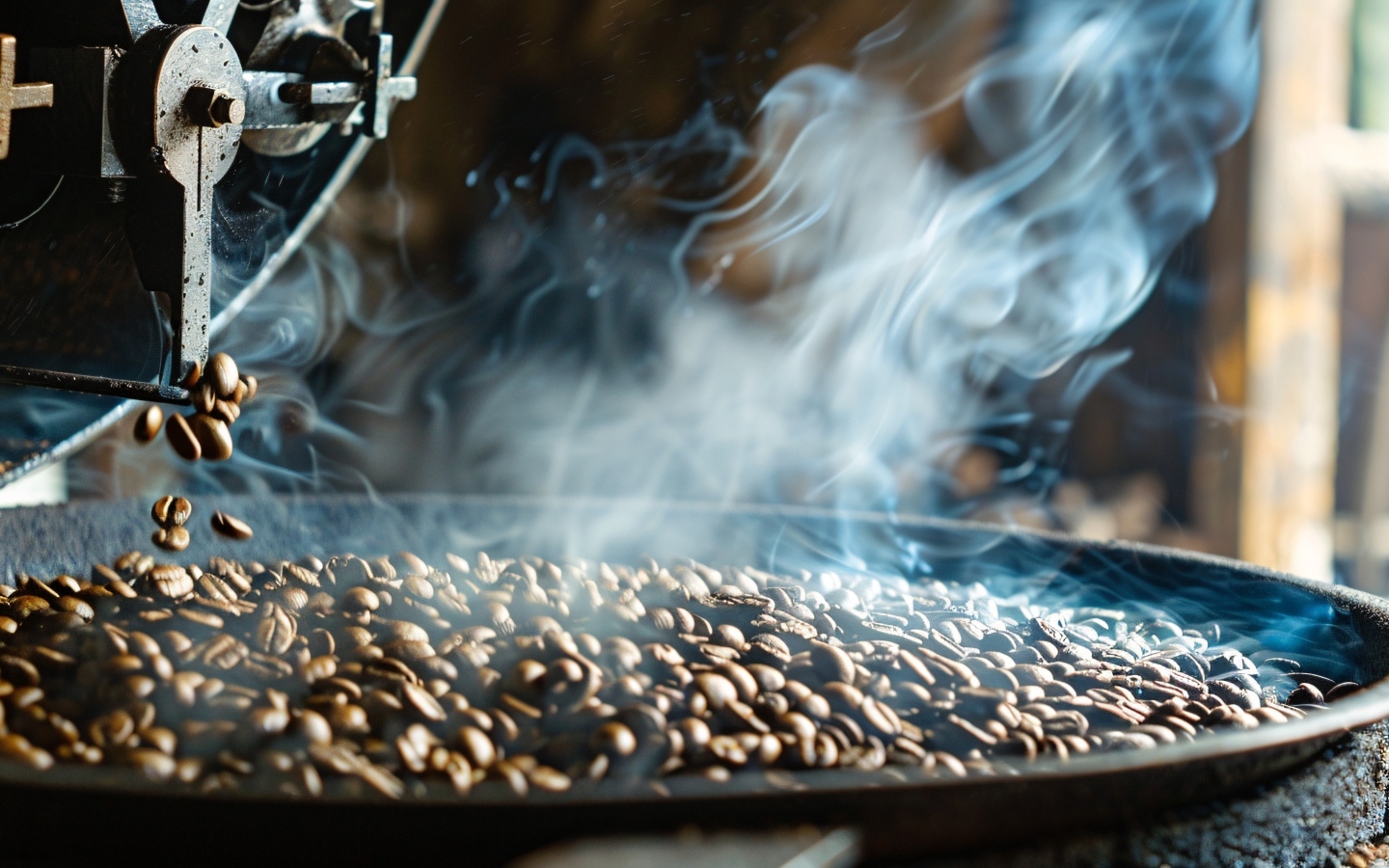 Ароматные кофейные зерна жарят на сковороде 