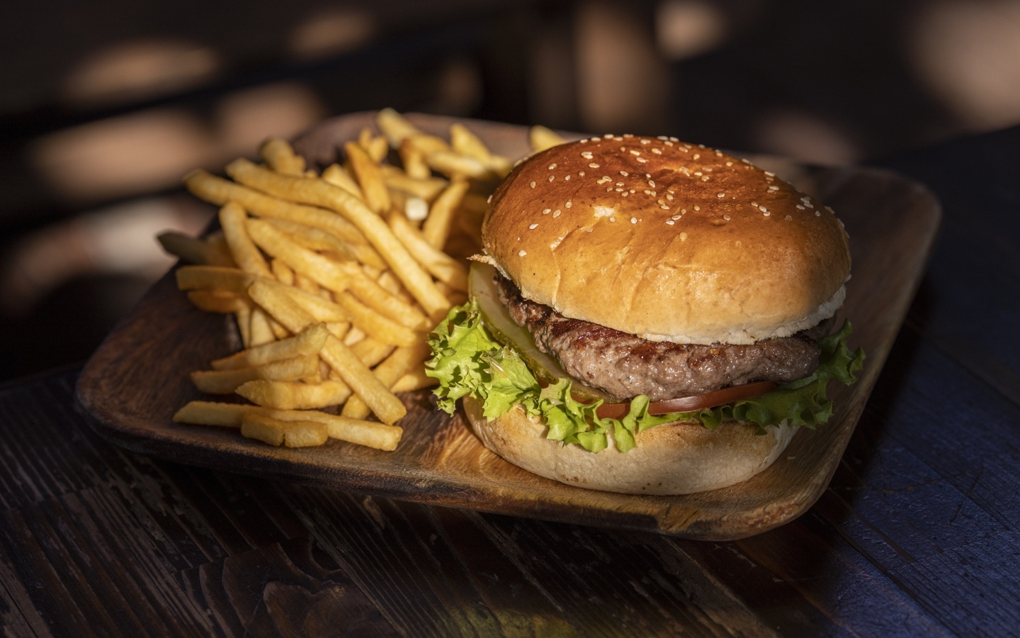 Гамбургер на тарелке с картошкой фри