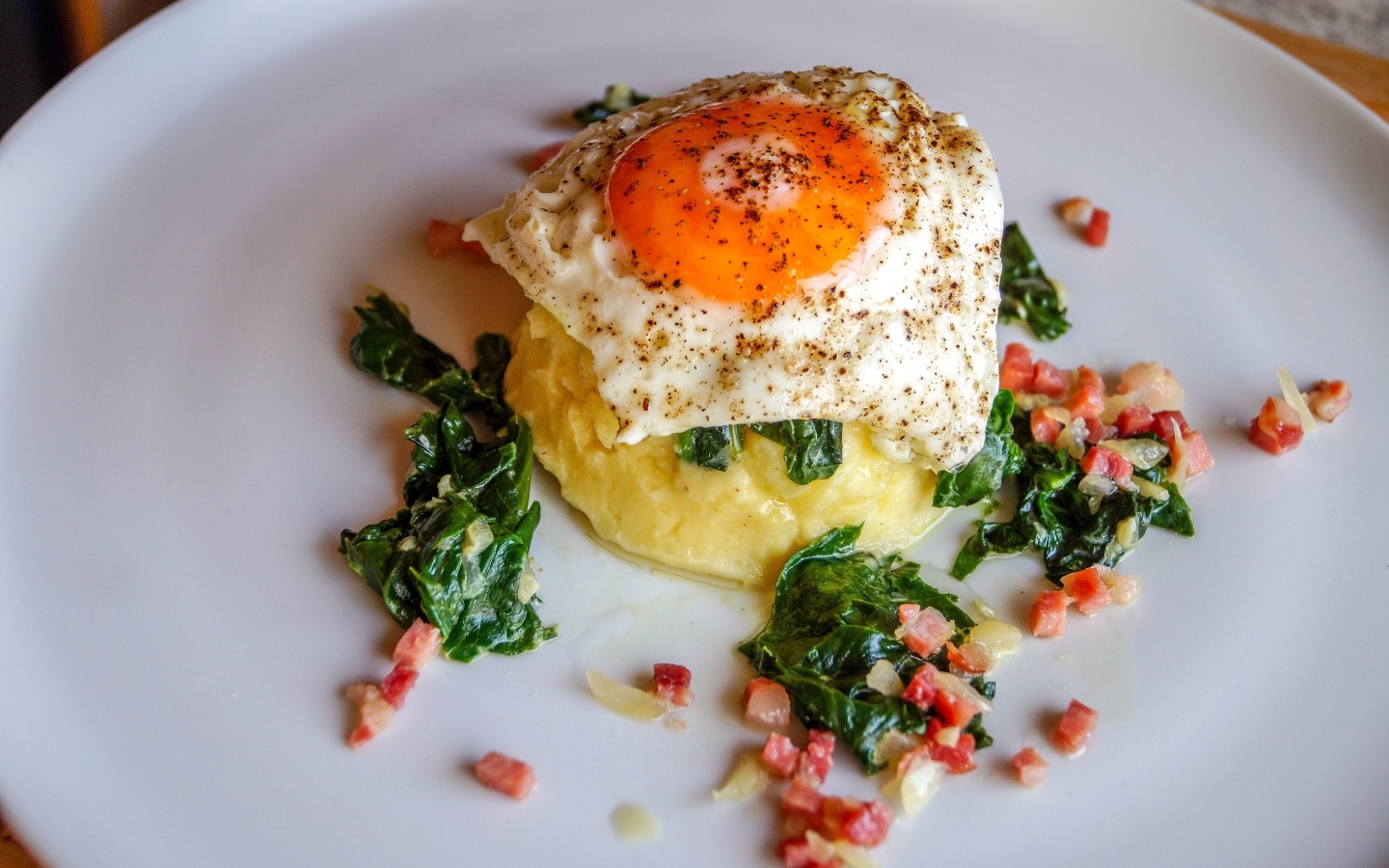 Картофельное пюре с яичницей на тарелке