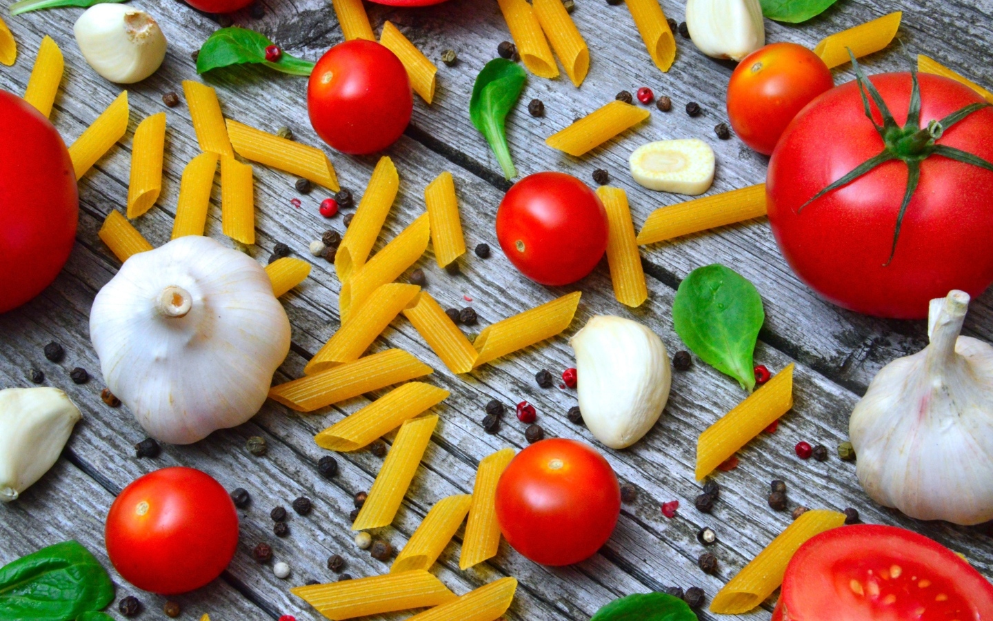 Макароны на столе с помидорами и чесноком