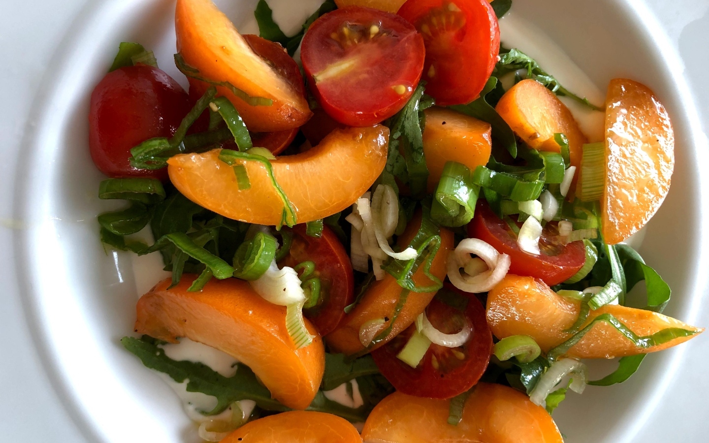 Салат из красных помидор с зеленым луком