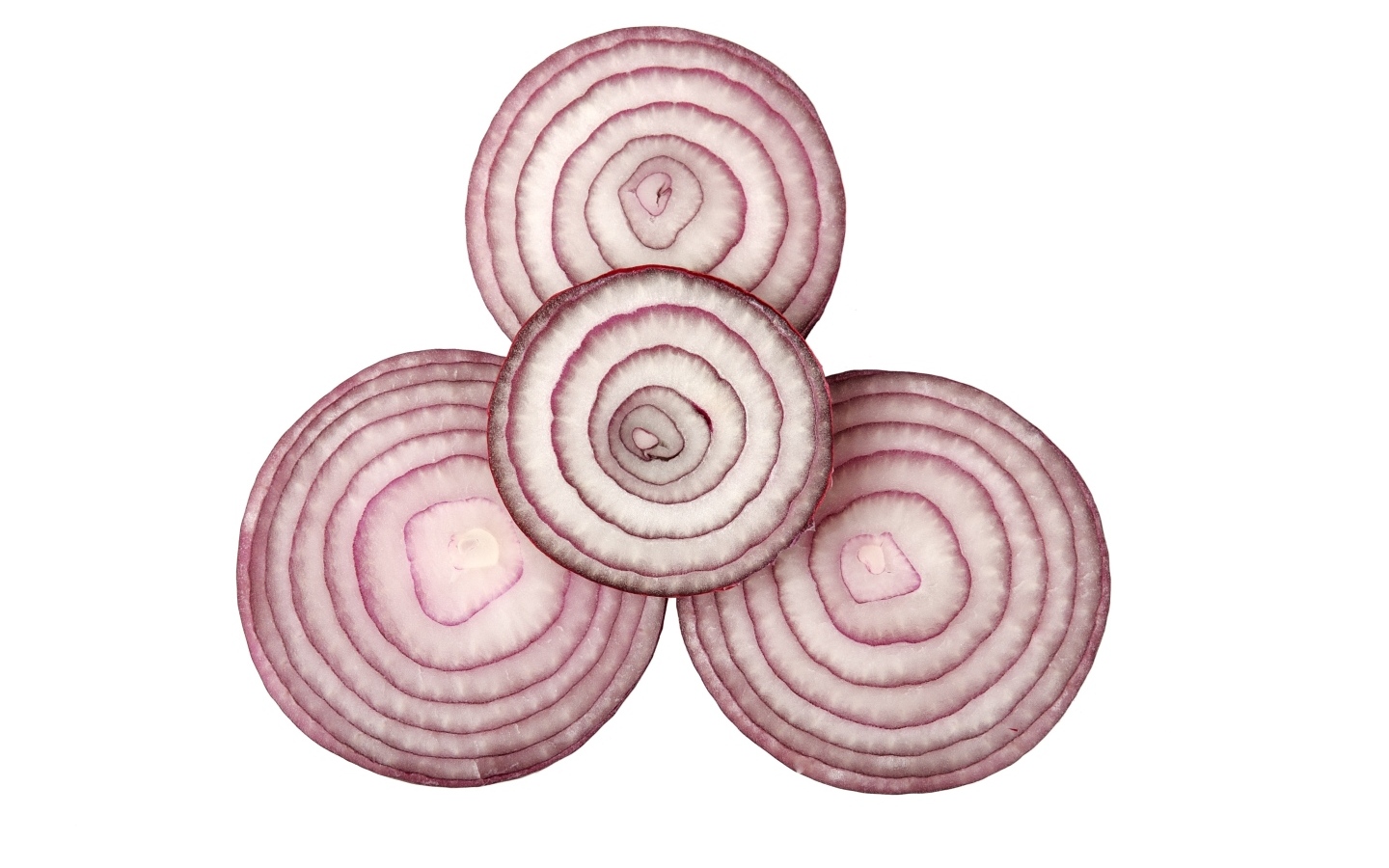 Кольца красного лука на белом фоне крупным планом