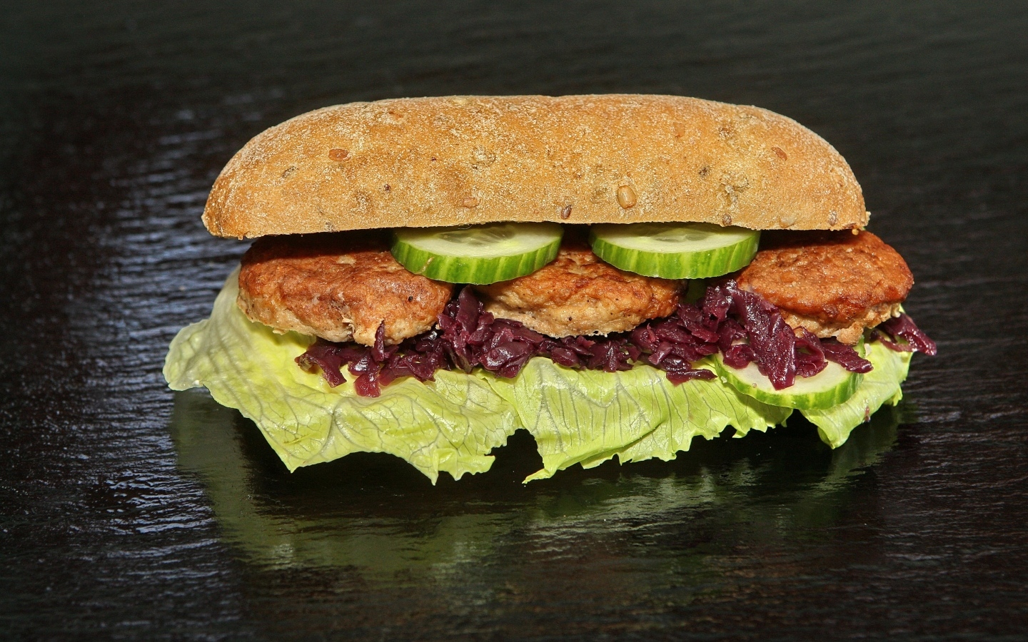 Бутерброд с котлетами и огурцами