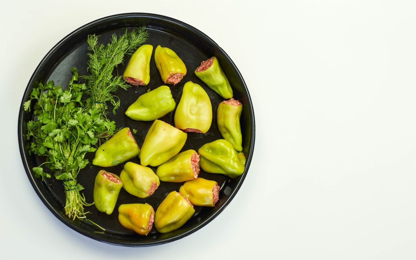 Фаршированный перец на сковороде с петрушкой