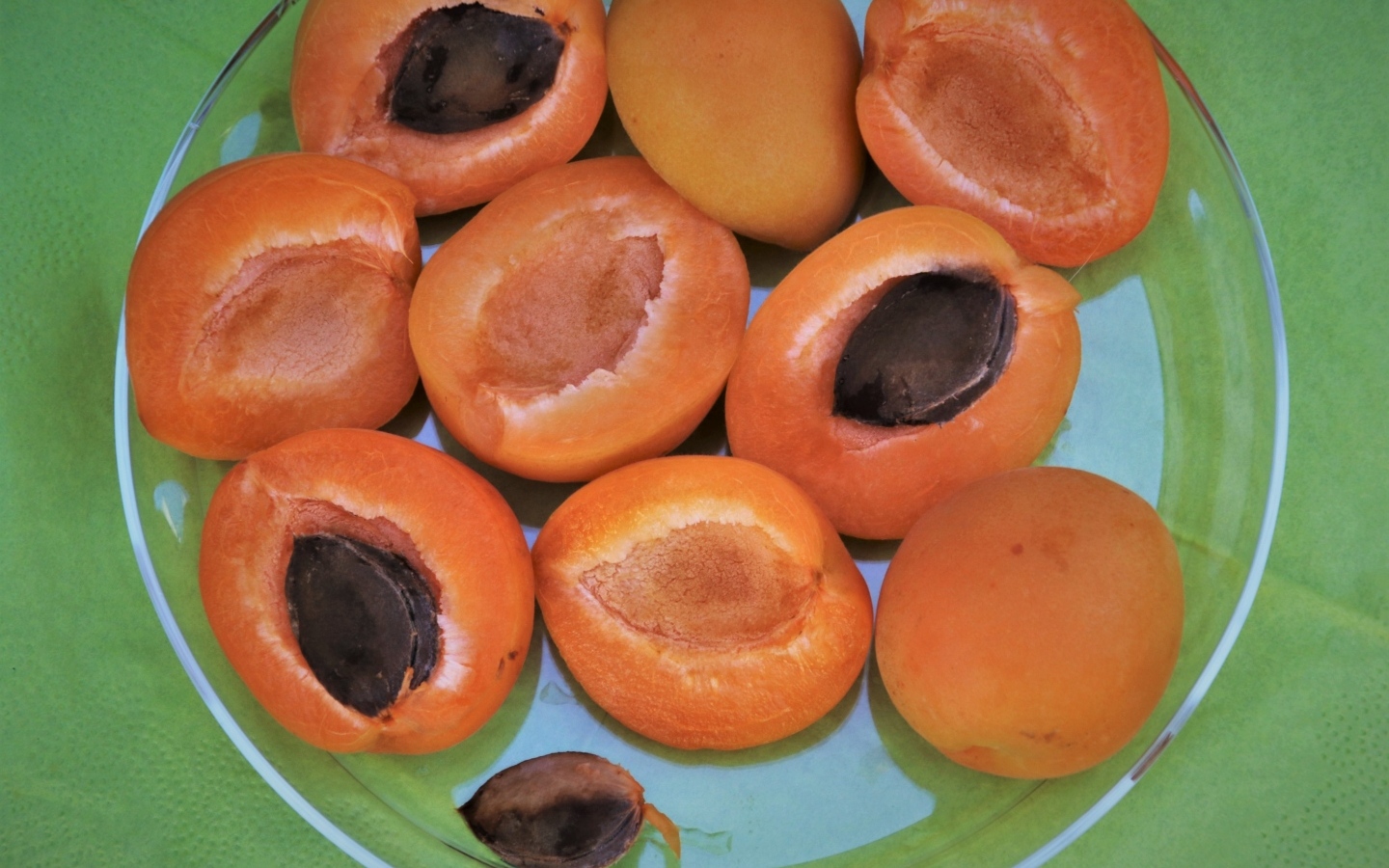 Абрикосы половинками на тарелке