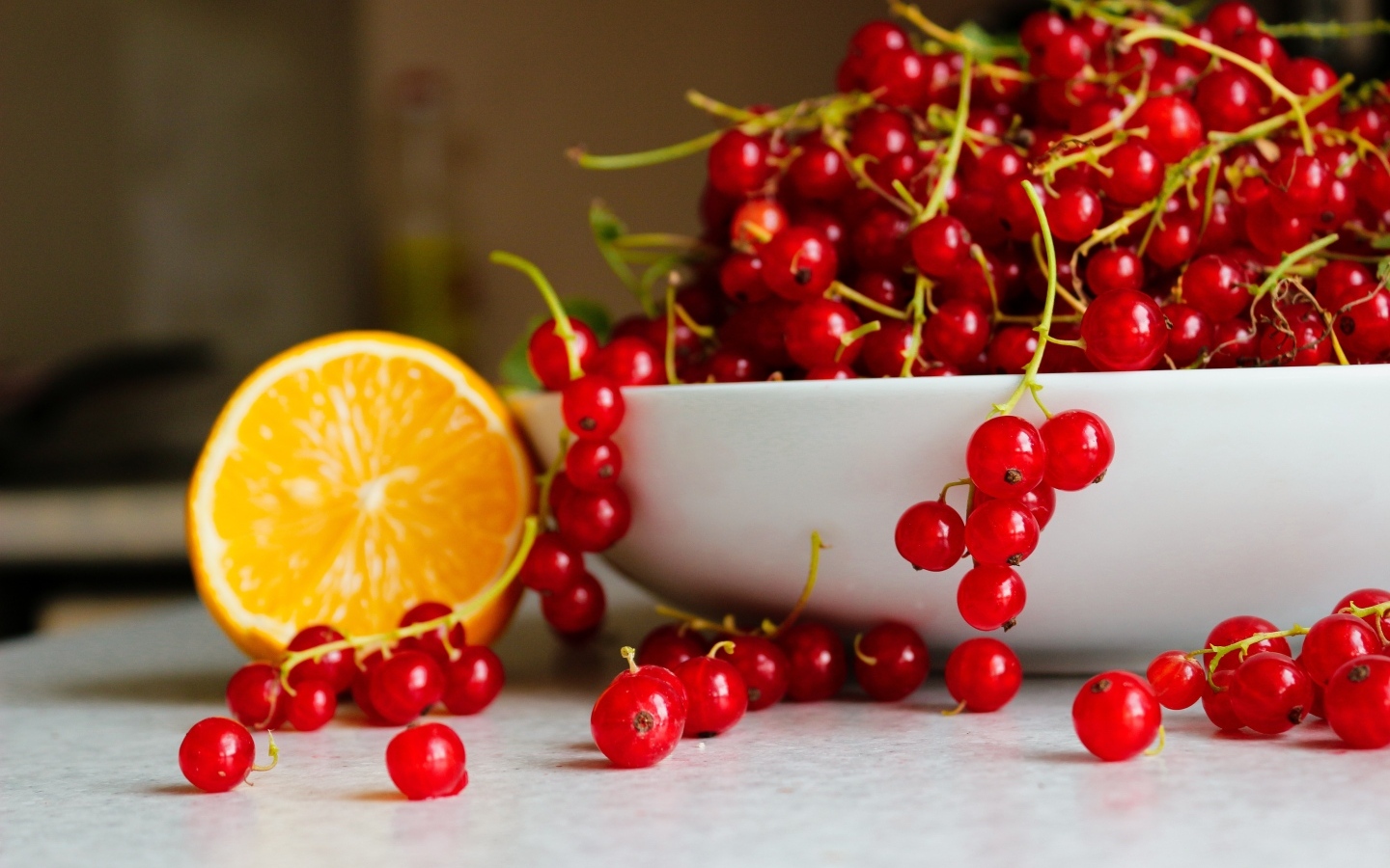 Спелая красная смородина на столе с лимоном 