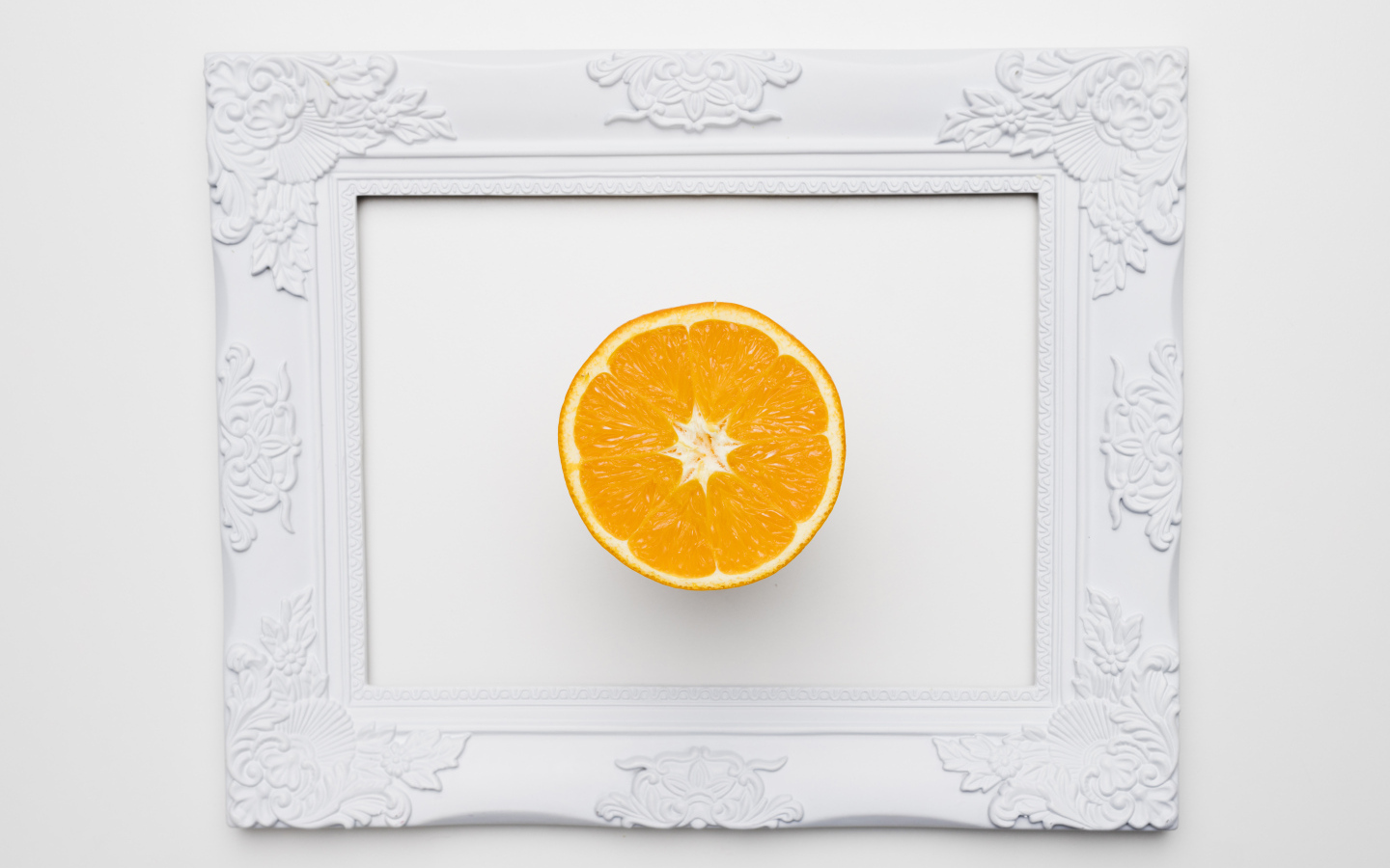 Белая рамка для фото с половиной апельсина