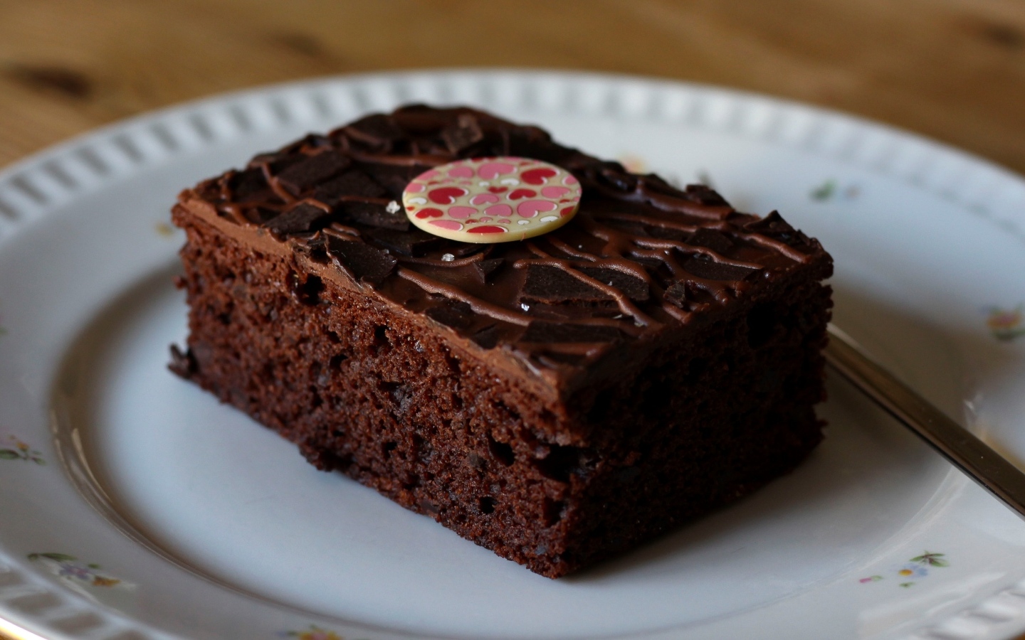 Кусок шоколадного десерта брауни на тарелке 