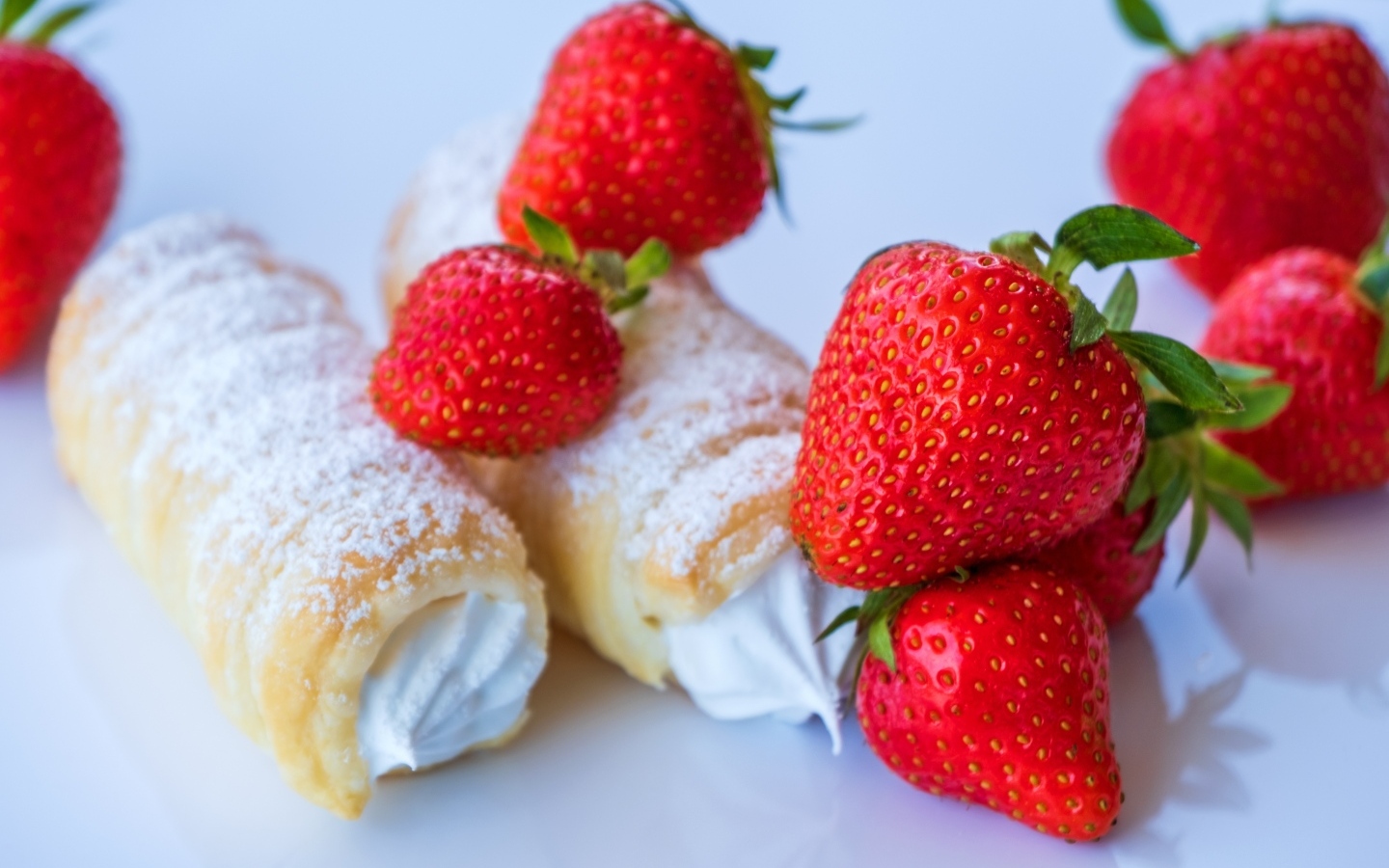 Трубочки со сливочным кремом и ягодами клубники