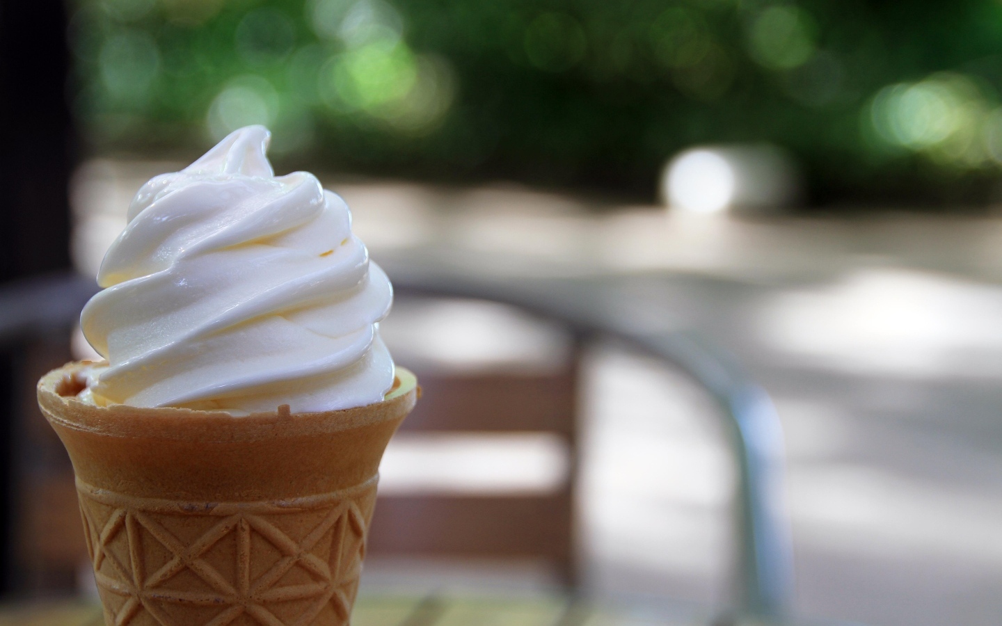 Сливочное мороженое в вафельном стаканчике