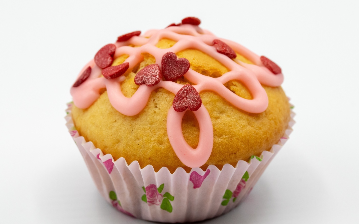 Кекс с украшением из сердец на сером фоне