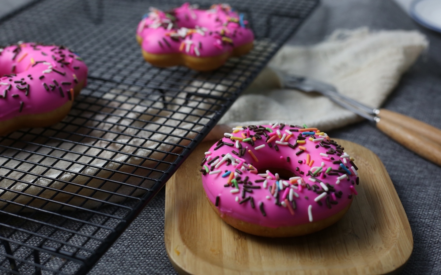 Пончики с розовой глазурью и посыпкой