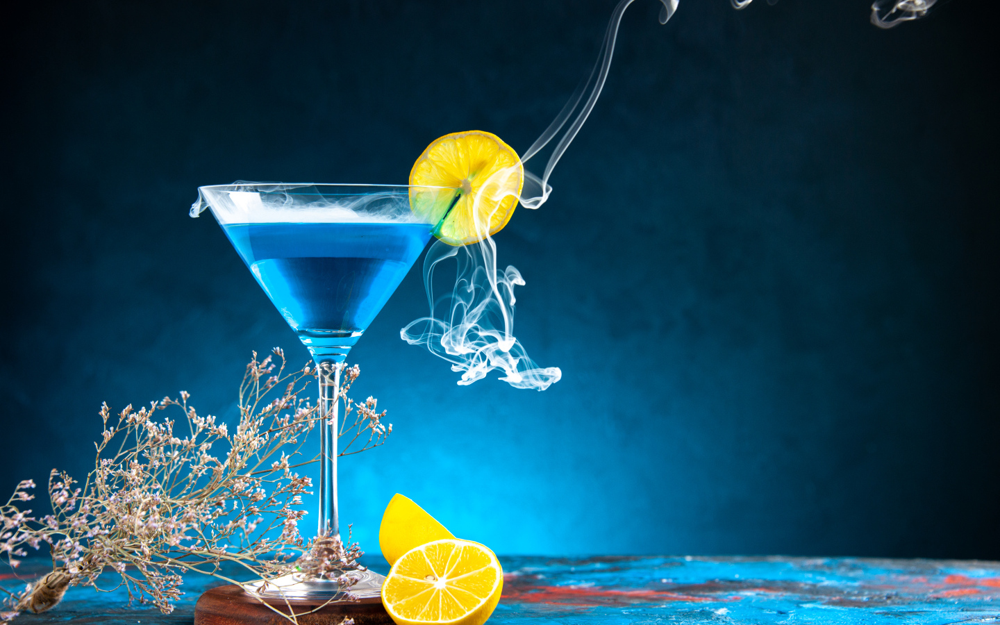 Синий коктейль с лимоном и дымом