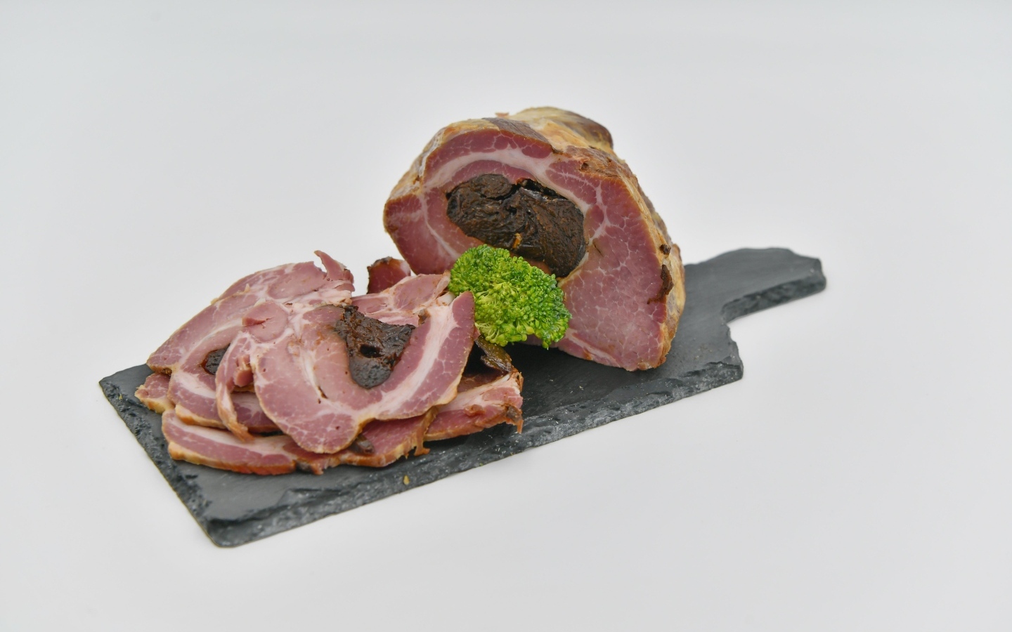 Запеченное мясо с черносливом на сером фоне