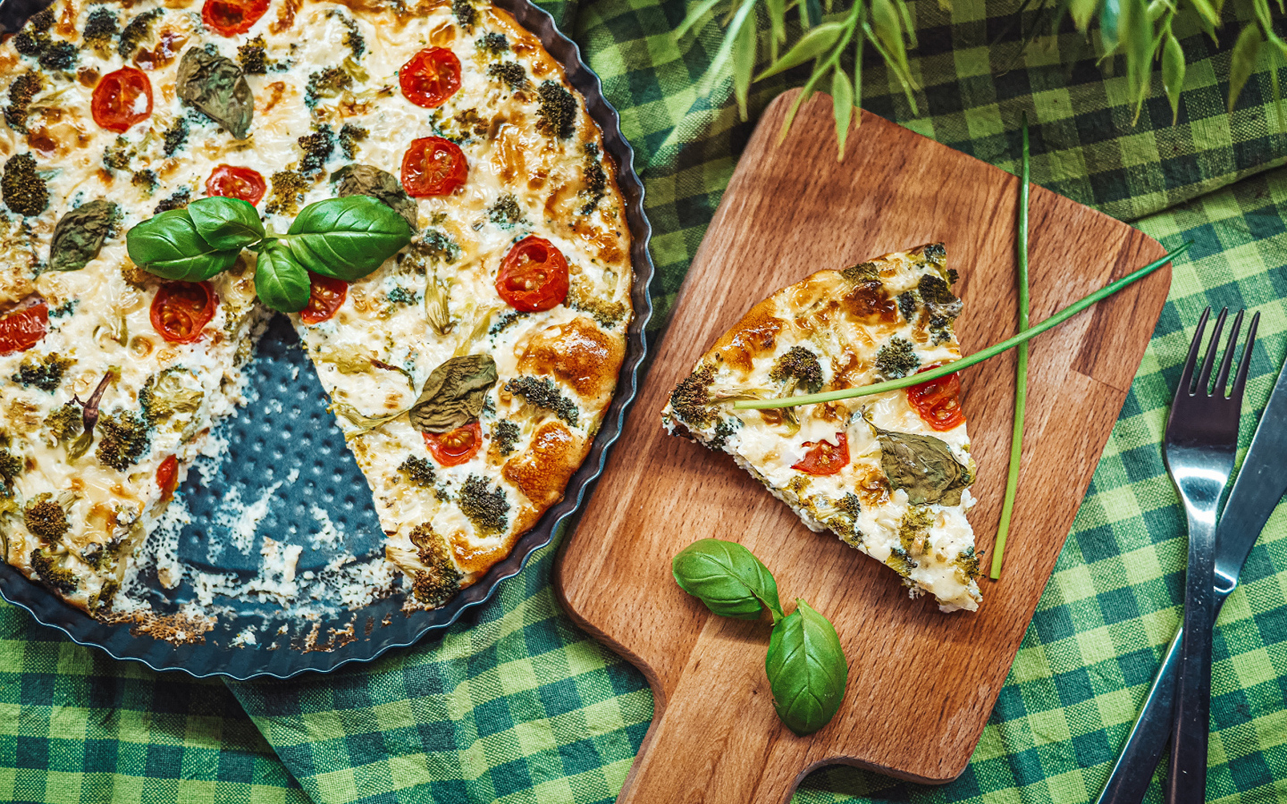 Пицца с сыром и помидорами на доске