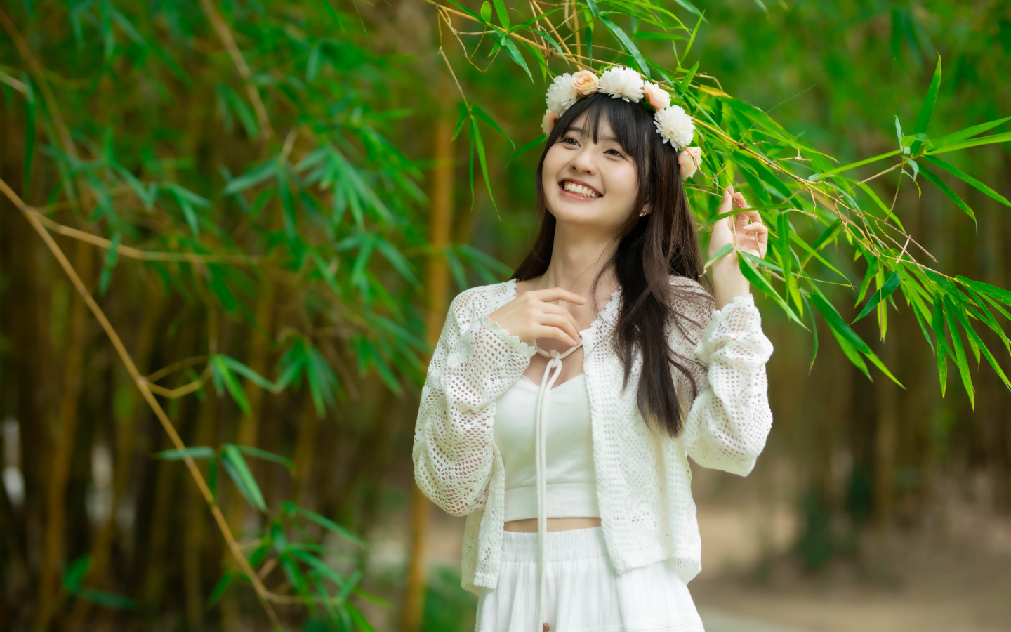 Улыбающаяся азиатка с венком на голове