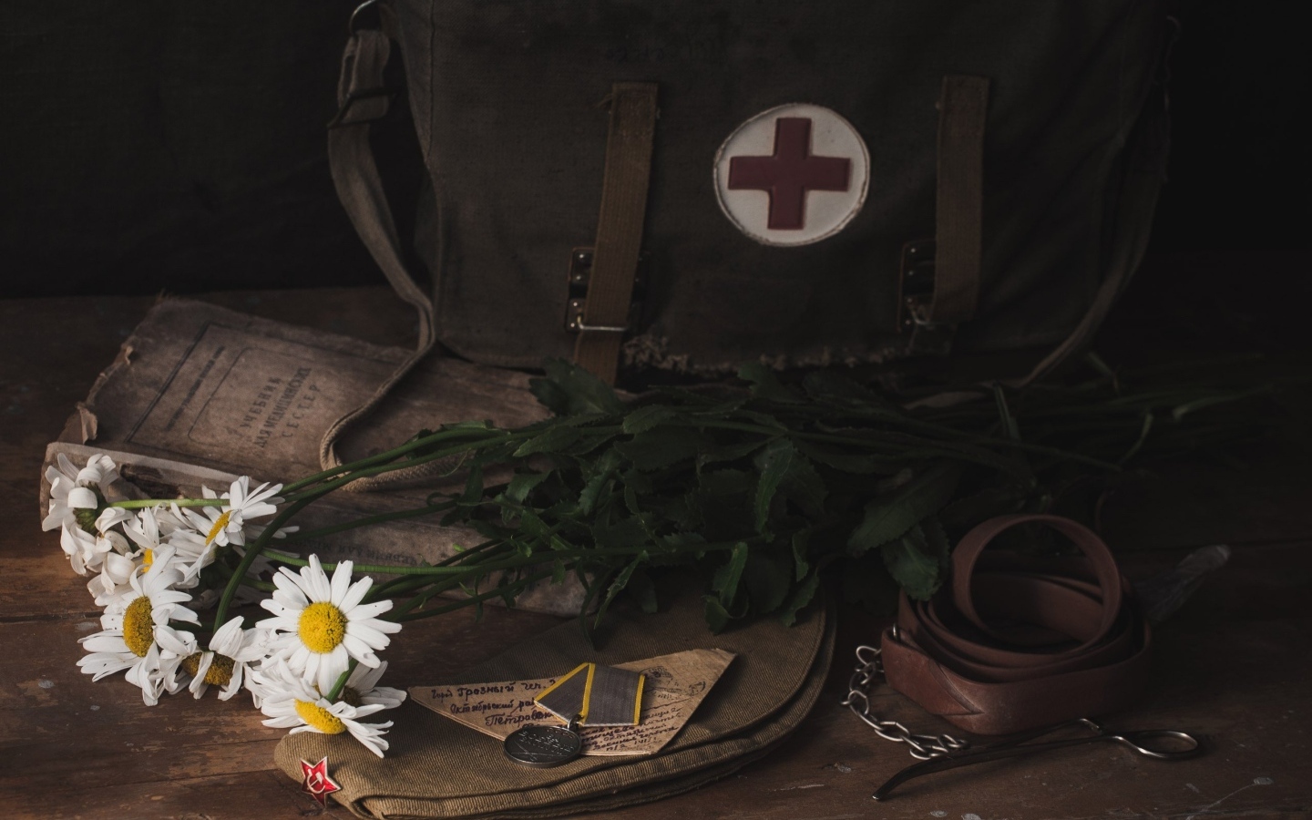 Букет ромашек, сумка медсестры и письмо с медалью на День победы