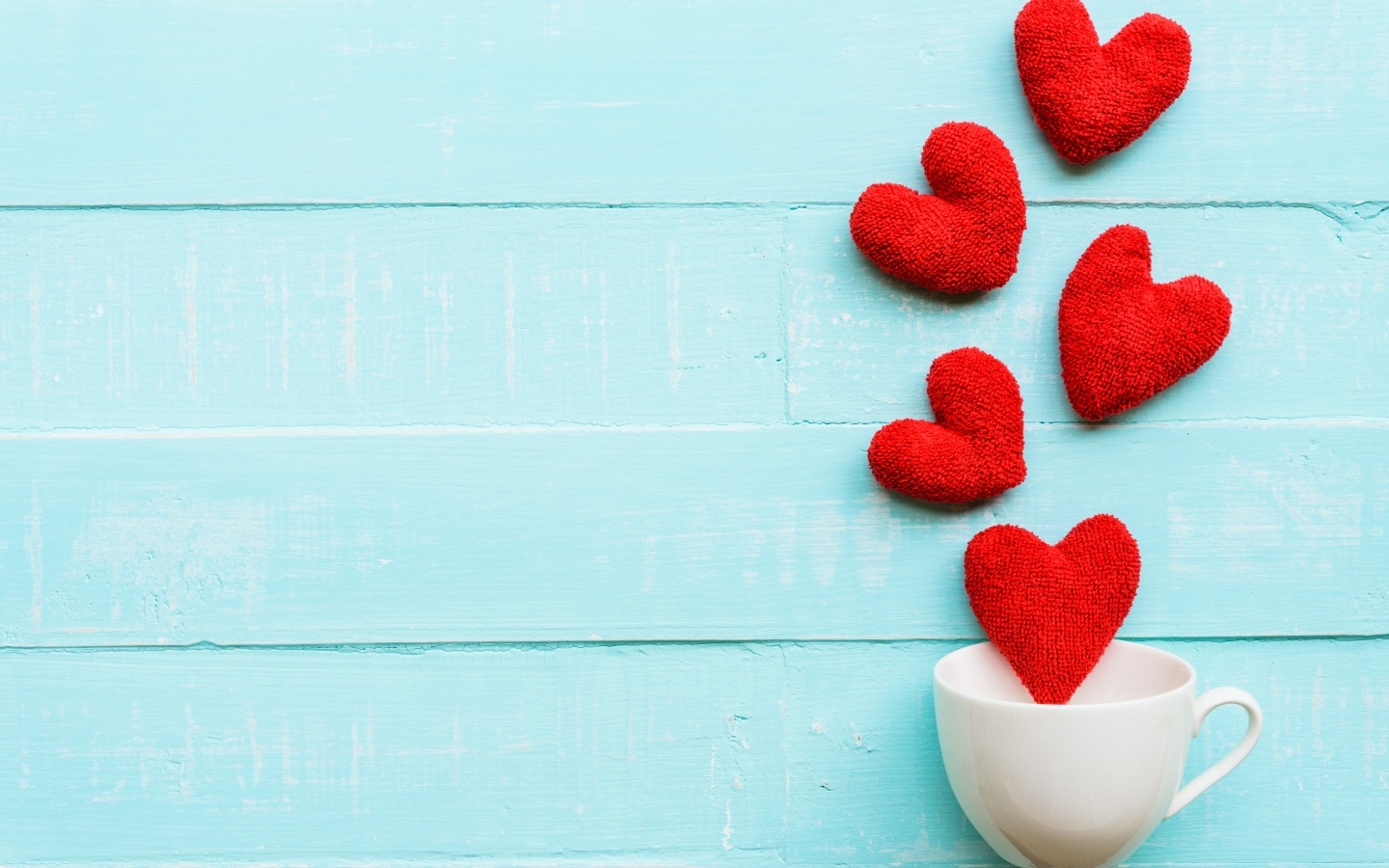 Чашка с сердечками на голубом фоне