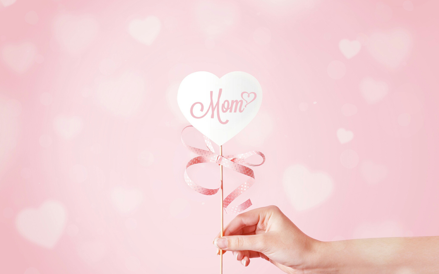 Сердечко для мамы на палочке  в руке