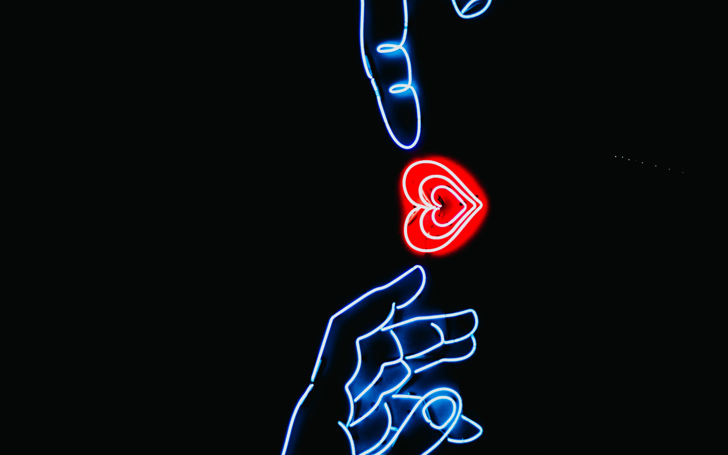 Неоновое красное сердце с руками на черном фоне