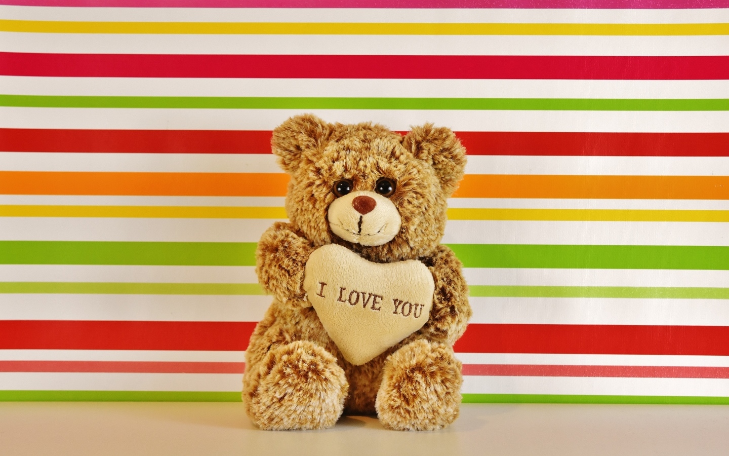 Плюшевый милый медвежонок с сердечком