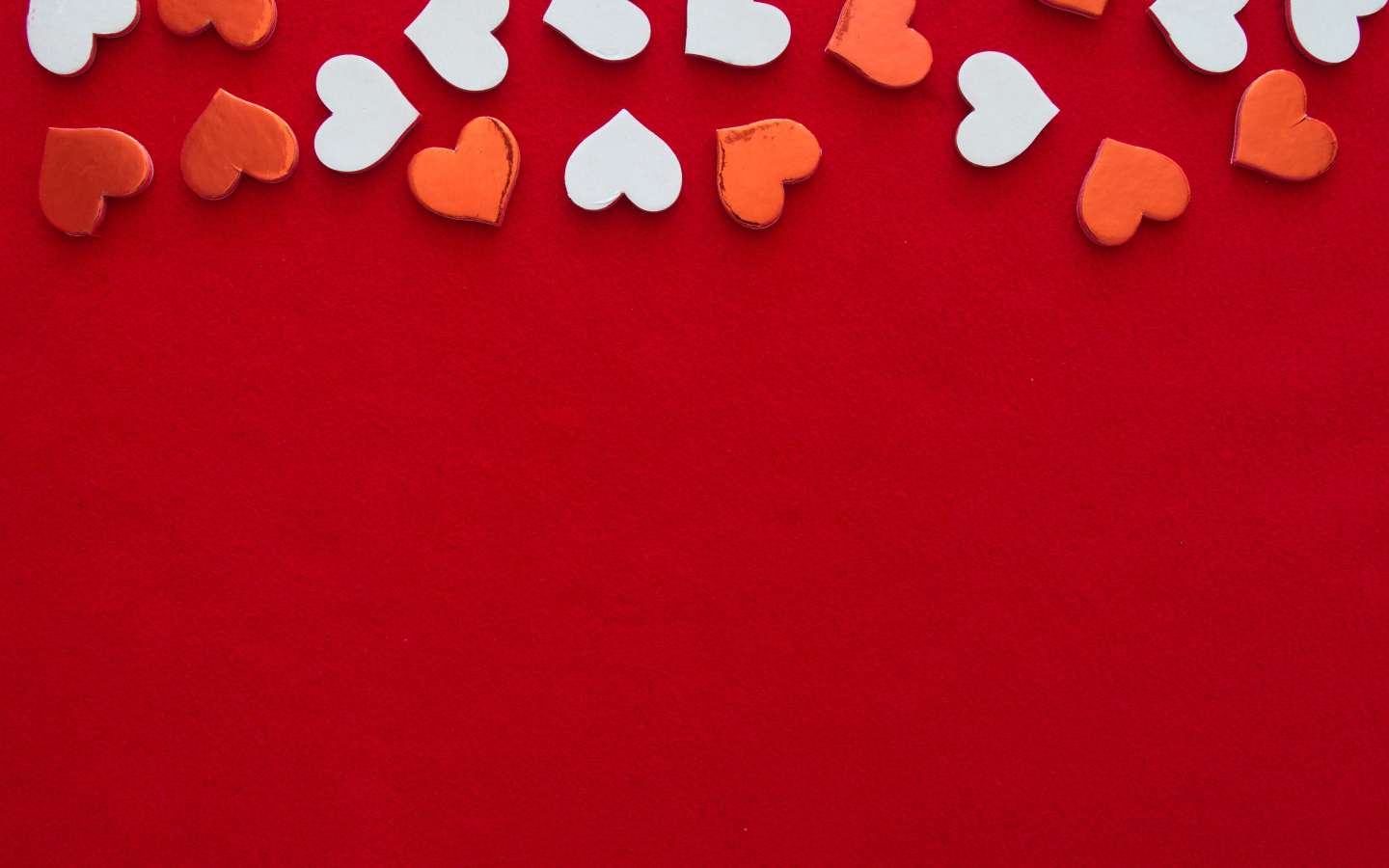 Красный фон для шаблона с маленькими сердечками