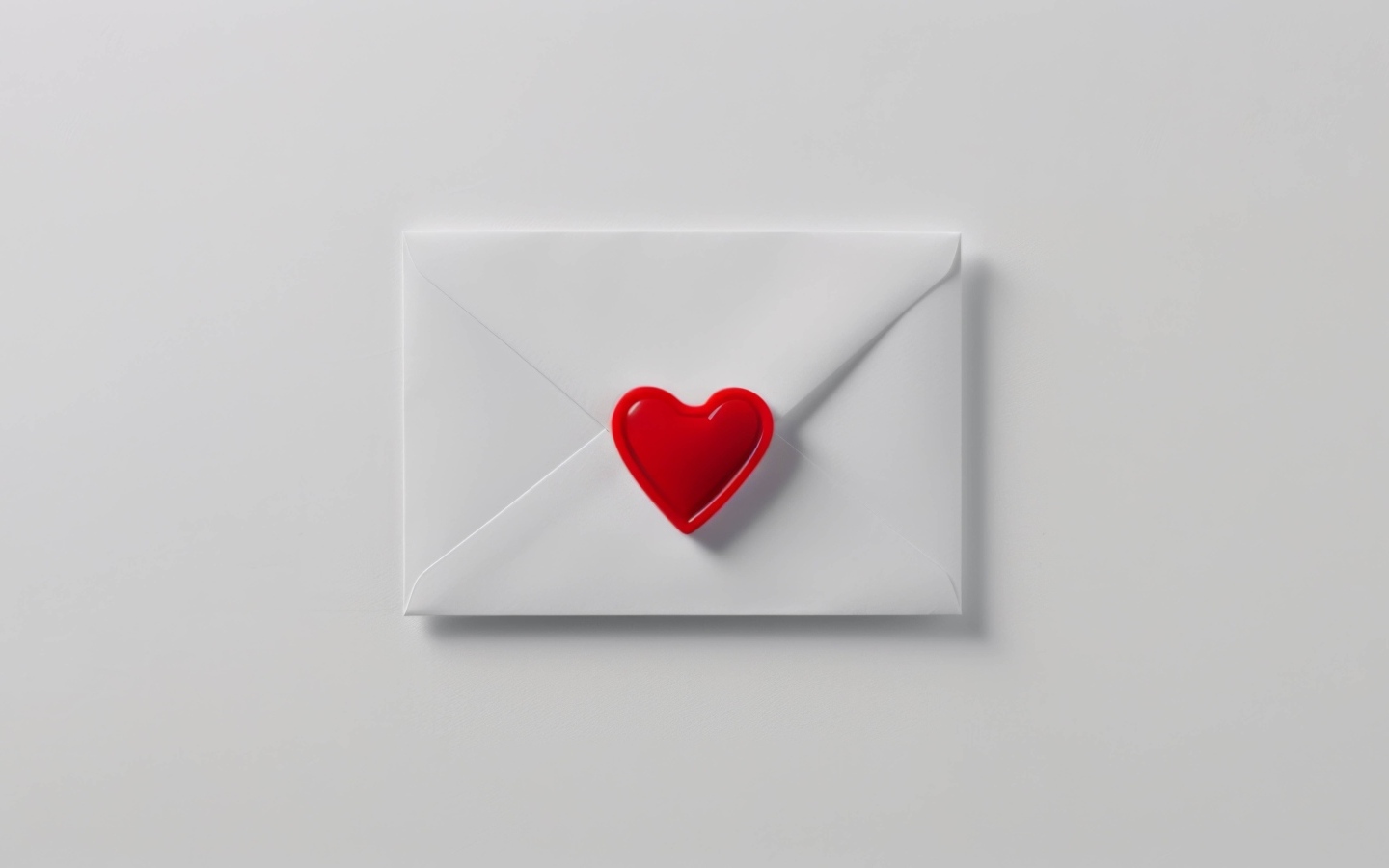 Белый конверт с красным сердечком