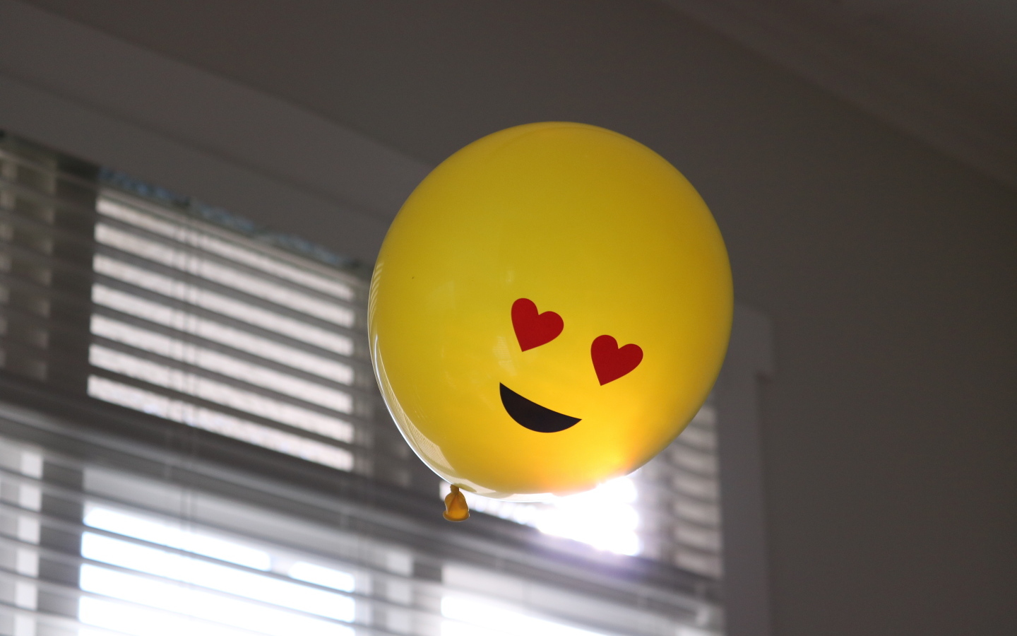 Желтый воздушный шарик с глазами в форме сердца