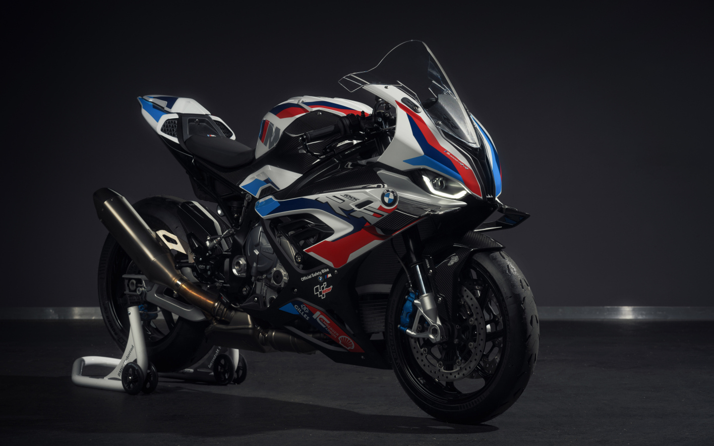 Большой спортивный мотоцикл bmw