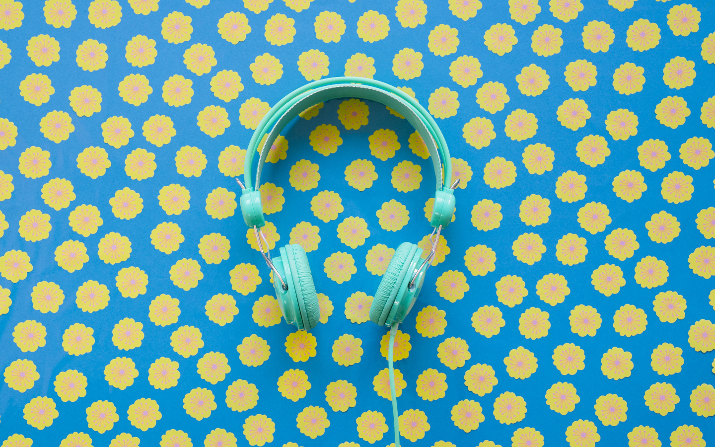 Голубые наушники на фоне с желтыми цветами