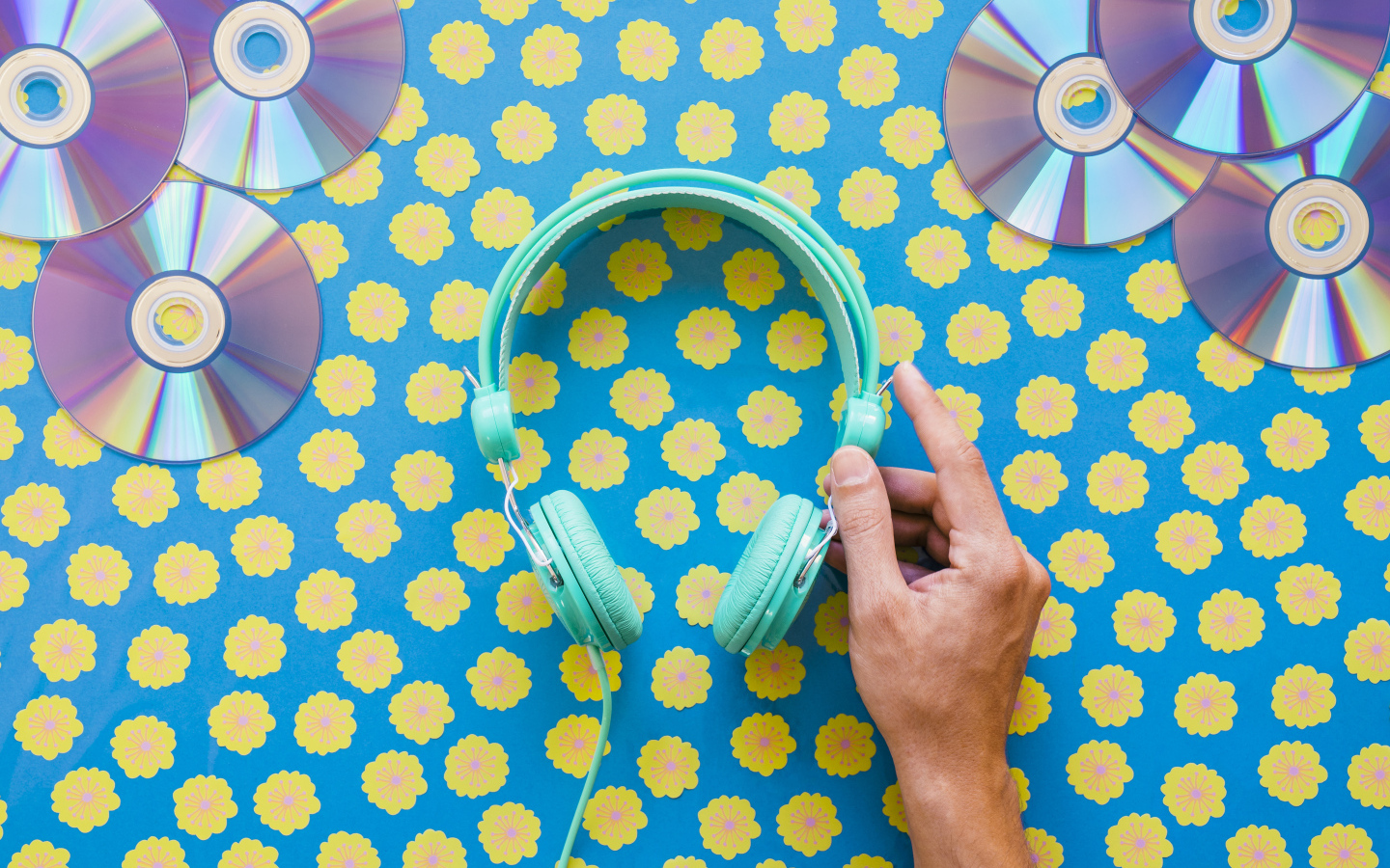 Наушники и диски на цветочном фоне